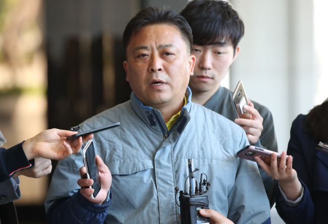 Ra Doo-shik, head of labor union representing contracted workers at Samsung Electronics Service, speaks to reporters at the Seoul Central District Prosecutors' Office in southern Seoul on April 11. (Yonhap)