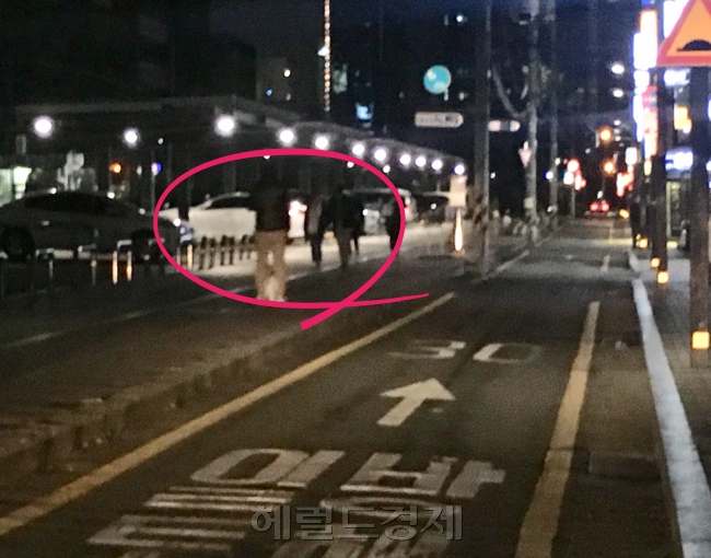 [사진=야간에 전동휠을 탄 채 인도로 주행하는 모습. 야간 주행용 발광장치 등이 없어 눈에 띄지 않는다. 김유진 기자/kacew@heraldcorp.com]