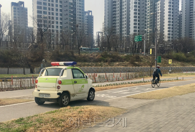 [사진=한강 시민공원에서 단속에 나선 단속차량. 공원내 자전거도로는 시속 20km가 적정 속도여서 차량 역시 천천히 달리고 있다. 김유진 기자/kacew@heraldcorp.com]