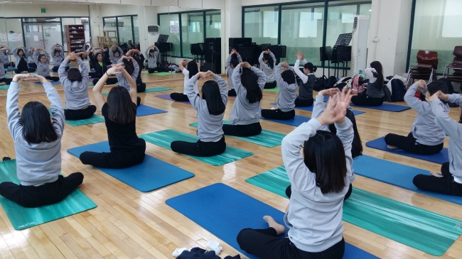 성남 수정청소년수련관 요가 수업.[사진=성남시 청소년재단 제공]
성남 수정청소년수련관 요가 수업.[사진=성남시 청소년재단 제공]