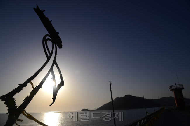 전남 진도 팽목항에 설치된 노란 리본 모양의 세월호 추모 조형물 [사진=박해묵 기자/mook@heraldcorp.com]