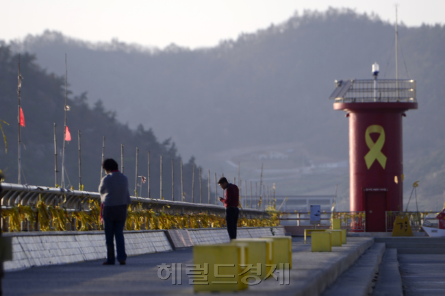 팽목항을 찾은 추모객들이 방파제에 걸린 노란 리본을 바라보며 희생자들을 추모하고 있다. [사진=박해묵 기자/mook@heraldcorp.com]