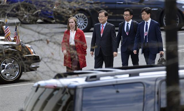 정의용 청와대 국가안보실장(왼쪽에서 두번째)이 11일(현지시간) 워싱턴DC에 도착해 백악관 집무동인 웨스트윙 쪽으로 걸어가고 있다. 정 실장은 존 볼턴 백악관 국가안보회의(NSC) 신임 보좌관을 만나 안보사령탑 간 핫라인을 구축하는 한편 남북·북미 정상회담을 앞두고 북한 비핵화 방식에 대한 접점을 모색할 방침이다.   [워싱턴=AP연합뉴스]
