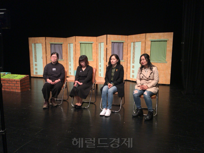 5일 안산 예술의전당에서 인터뷰 중인 김순덕 씨(오른쪽에서 두번째)의 모습. 사진=김유진 기자/kacew@heraldcorp.com]