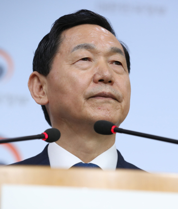 지난 11일 서울 종로구 정부서울청사 별관에서 ‘2022학년도 대학입시제도 개편 시안’을 발표하고 있는 김상곤 사회부총리 겸 교육부 장관.[제공=연합뉴스]