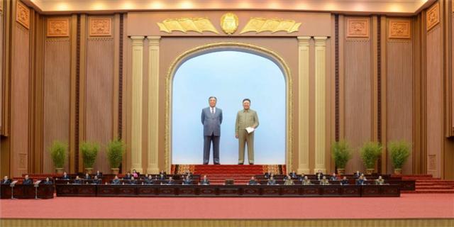 북한 노동당 기관지인 노동신문이 12일 최고인민회의 제13기 6차 회의 개최를 보도하며 공개한 만수대의사당 주석단 모습. 가운데 김정은 국무위원장 자리가 비어있다.  [사진=노동신문]