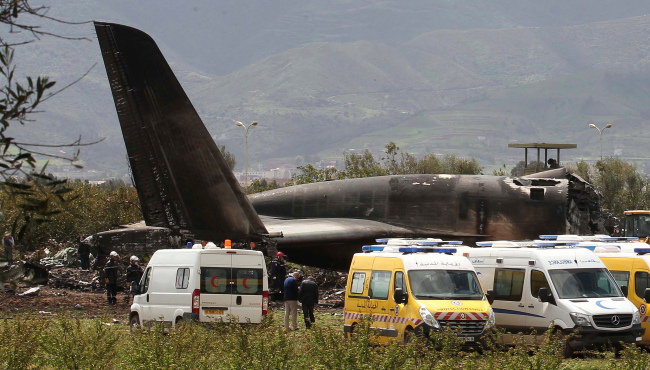 <YONHAP PHOTO-5684> Firefighters and civil security officers work at the scene of a fatal military plane crash in Boufarik, near the Algerian capital, Algiers, Wednesday, April 11, 2018. Algerian emergency services say 181 people have been killed in a military plane crash and some survivors have been rescued. (AP Photo/Anis Belghoul)/2018-04-11 21:10:45/ <저작권자 ⓒ 1980-2018 ㈜연합뉴스. 무단 전재 재배포 금지.>
<YONHAP PHOTO-5684> Firefighters and civil security officers work at the scene of a fatal military plane crash in Boufarik, near the Algerian capital, Algiers, Wednesday, April 11, 2018. Algerian emergency services say 181 people have been killed in a military plane crash and some survivors have been rescued. (AP Photo/Anis Belghoul)/2018-04-11 21:10:45/ <저작권자 ⓒ 1980-2018 ㈜연합뉴스. 무단 전재 재배포 금지.>