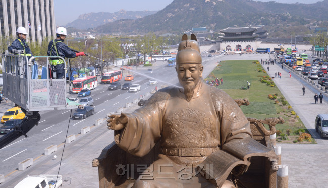 세종로 이순신장군 동상과 세종대왕 동상 봄맞이 대청소.<br />정희조 기자/checho@heraldcorp.com  180412
세종로 이순신장군 동상과 세종대왕 동상 봄맞이 대청소.
정희조 기자/checho@heraldcorp.com  180412