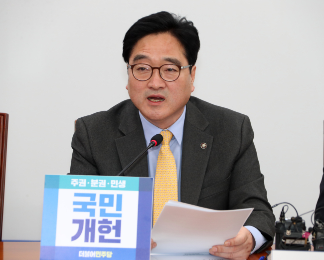 더불어민주당 우원식 원내대표가 12일 국회에서 열린 정책조정회의에서 임시국회 파행으로 국민투표법 개정이 지연되는 상황과 관련, "재외국민의 투표용지를 뺏는 자유한국당의 태도에 분통을 터뜨리고 있다"고 주장하고 있다. (사진=연합뉴스)