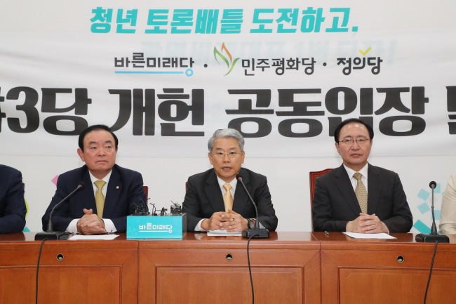 The leaders of the three minor political parties urge two major parties to quickly reconcile differences over a constitutional revision during a press conference at the National Assembly in Seoul on Thursday. (Yonhap)
