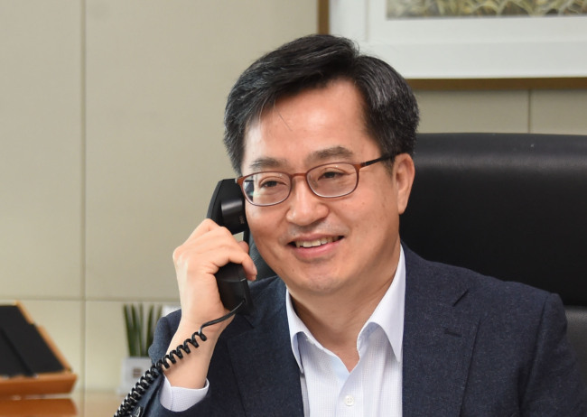 Deputy Prime Minister and Finance Minister Kim Dong-yeon on Thursday talks with US Treasury Secretary Steven Mnuchin. (Ministry of Strategy and Finance)