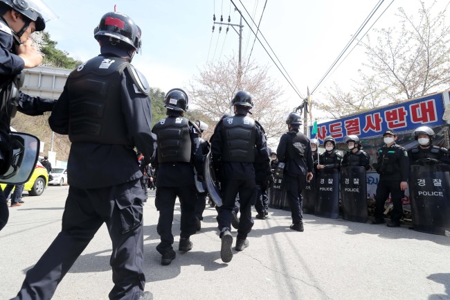 Police pull out of the vicinity of the THAAD base on Thursday, after the defense ministry struck an agreement with protesters. (Yonhap)