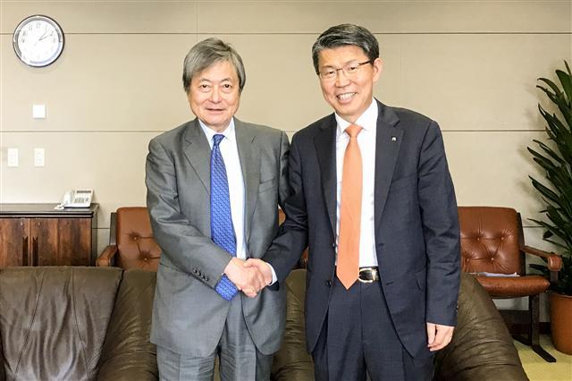 은성수 수은 행장(사진 오른쪽)과 아키라 곤도 JBIC총재가 12일 일본 JBIC 본사에서 공적수출신용기관(ECA)간 협력 강화 방안을 논의했다.  [제공=한국수출입은행]