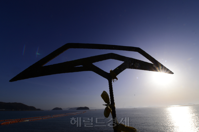 어린이청소년책작가연대가 진도 주민들과 함께 조성한 ’팽목바람길‘이 시작되는 진도 팽목항의 모습. [사진=박해묵 기자/mook@heraldcorp.com]