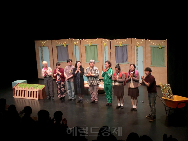 무대인사 중인 수인엄마 김명임 씨(왼쪽 세번째), 예진엄마 박유신 씨(왼쪽 다섯번째), 동수엄마 김도현 씨(왼쪽 여섯번째).  김유진 기자/kacew@heraldcorp.com]