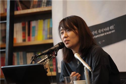 In this photo provided by her publisher Nanda, South Korean author Han Kang speaks during a press briefing about her new book, "The White Book," in a cafe in the Hongdae Ward of western Seoul on May 24, 2016. (Yonhap)