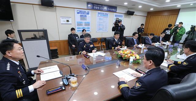 <YONHAP PHOTO-2079> 경찰, 6월 지방선거 24시간 단속돌입 (서울=연합뉴스) 한상균 기자 = 13일 오전 서대문구 경찰청 선거사범 수사상황실에서 이철성 청장이 당부 발언을 하고 있다. 경찰청은 이날 6·13 지방선거에 대비해 본청과 17개 지방경찰청, 254개 경찰서에 선거사범 수사상황실을 열고 24시간 단속체제에 돌입했다. 2018.4.13 xyz@yna.co.kr/2018-04-13 10:37:06/ <저작권자 ⓒ 1980-2018 ㈜연합뉴스. 무단 전재 재배포 금지.>
