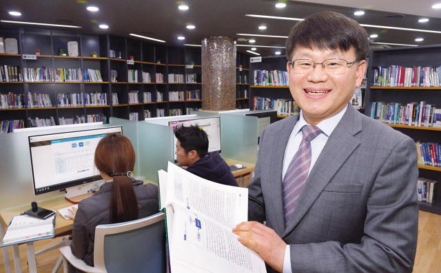 올해 초 대덕, 대구, 부산, 광주, 전북 등 국내 5개 연구개발특구를 총괄하는 연구개발특구진흥재단 수장으로 선임된 양성광 이사장은 연구개발 기술사업화 분야의 전문가로 통한다. 과학기술부, 교육과학기술부, 미래창조과학부, 과학기술정보통신부, 청와대 과학기술비서관 등 중앙부처에서 연구개발과 기술사업화 관련 업무를 주로 맡아온 양 이사장은 기술사업화 생태계 구축에 힘을 쏟겠다고 밝혔다. 정희조 기자/checho@heraldcorp.com