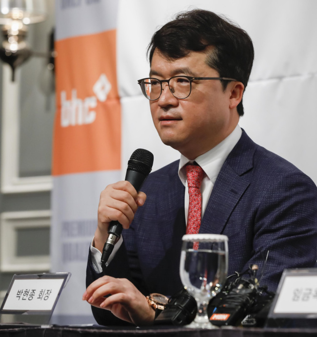 삼성전자 출신의 전문 경영인 박현종 bhc 회장은 지난 5년간 기존의 관행을 버리고 합리적인 업무 프로세스를 구축해 스피드하고 효율적인 경영 시스템을 구축했다. 이로 인해 영업익을 크게 개선하는 등의 성과를 냈으며 기업이익을 사회 환원한다는 나눔 경영 기조로 회사를 이끌고 있다.