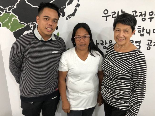 John Ian Alaenciaga, coordinator at Jalaur River for the People's Movement (left), Remia Castor, a Filipina farmer from an indigenous community and Cynthia Deduro, executive director at Dagsaw Panay and Guimaras Indigenous People's Network, pose for a photo at a cafe in Seoul after an interview with The Korea Herald on April 6. (Ock Hyun-ju/The Korea Herald)