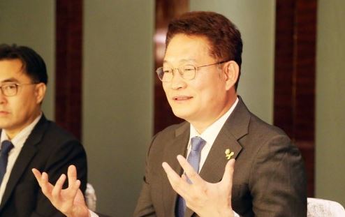 Song Young-gil, who heads the Presidential Committee on Northern Economic Cooperation, speaks during a meeting with reporters in Bejing on April 14, 2018. (Yonhap)