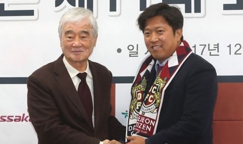 In this file photo from Dec. 1, 2017, Kim Ho (L), CEO of Daejeon Citizen football club, shakes hands with Ko Jong-soo, the team's new head coach, during Ko's inauguration ceremony at Daejeon World Cup Stadium in Daejeon, 160 kilometers south of Seoul. (Yonhap)