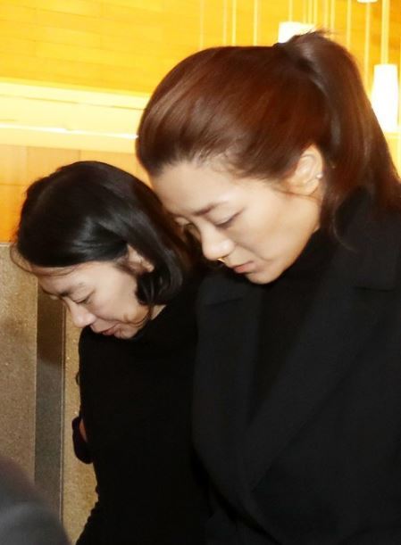 '물벼락 갑질' 논란을 일으킨 조양호 한진그룹 회장의 차녀 조현민(오른쪽) 대한항공 광고담당 전무가 파문이 확산하자 15일 새벽 해외에서 급거 귀국했다.
2014년 조현아 전 대한항공 부사장의 '땅콩 회항' 사건으로 갑질 논란을 일으킨 데 이어 조 전무까지 비슷한 일로 구설에 오르면서 대한항공과 한진그룹 이미지에 악영향을 미칠 것으로 보인다. 사진은 2016년 12월 조현아·현민 자매의 모습. 2018.4.15 [연합뉴스 자료사진]