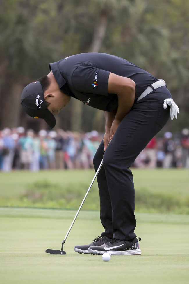 Kim Si-woo of South Korea reacts following a missed birdie putt on the 18th green during the final round of the 2018 RBC Heritage at Harbour Town Golf Links in Hilton Head, South Carolina, on April 15, 2018. (Yonhap)