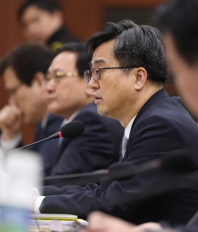 Finance Minister Kim Dong-yeon speaks during a economy ministers meeting in Seoul on April 16, 2018. (Yonhap)