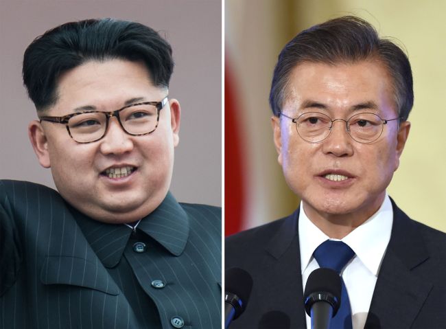 North Korean leader Kim Jong-un (left) and South Korean President Moon Jae-in (AFP-Yonhap)