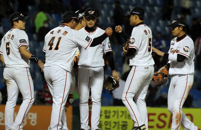 Members of the Hanwha Eagles celebrate their 15-4 win over the Kia Tigers in a Korea Baseball Organization game at Hanwha Life Eagles Park in Daejeon, 160 kilometers south of Seoul, on April 12, 2018. (Yonhap)