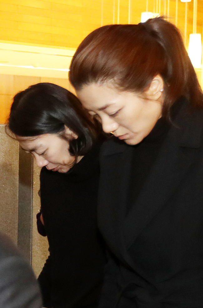 Cho Hyun-ah and Cho Hyun-min photographed in December 2016 (Yonhap)