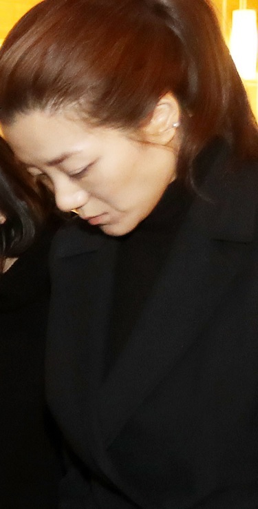 ‘물벼락 갑질’ 논란을 일으킨 조양호 한진그룹 회장의 차녀 조현민(오른쪽) 대한항공 광고담당 전무가 파문이 확산하자 15일 새벽 해외에서 급거 귀국했다. 사진은 2016년 12월 조현민의 모습. [사진=연합뉴스]