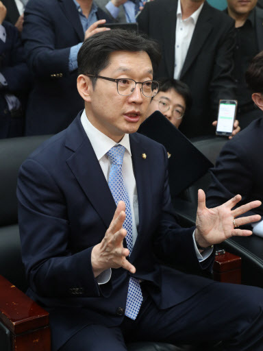 더불어민주당 김경수 의원이 16일 오후 서울 여의도 국회 정론관에서 '민주당원 댓글조작' 연루 의혹과 관련 기자회견을 마치고 질문에 답하고 있다. (사진=연합뉴스)