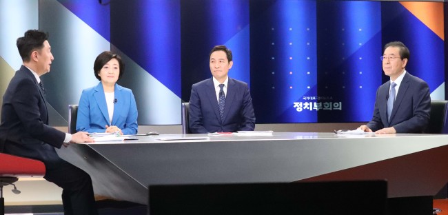 더불어민주당 서울시장 경선 후보들이 13일 오후 서울 마포구 상암동 JTBC에서 토론회를 하고 있다. 오른쪽부터 박원순, 우상호, 박영선. (사진=연합뉴스)
더불어민주당 서울시장 경선 후보들이 13일 오후 서울 마포구 상암동 JTBC에서 토론회를 하고 있다. 오른쪽부터 박원순, 우상호, 박영선. (사진=연합뉴스)