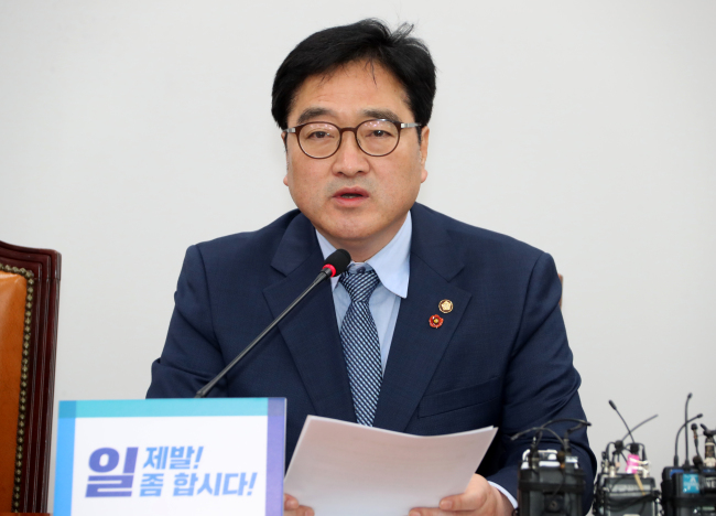 더불어민주당 우원식 원내대표가 17일 국회에서 열린 원내대책회의에서 김기식 금융감독원장이 국회의원 시절 '외유성 해외출장' 및 '5천만원 셀프 후원' 논란으로 결국 사의를 표명한 것과 관련, "피감기관 비용으로 간 해외출장 정치자금 지출행위에 대해 전수조사하자"고 제안하고 있다. (사진=연합뉴스)