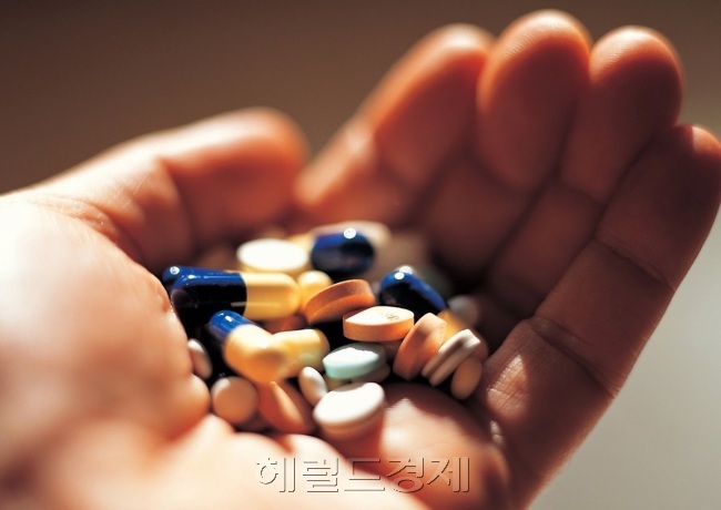 지난해 정부에 보고된 의약품 부작용 등 안전성 정보가 최근 5년간 계속 증가한 것으로 나타났다. 보건당국은 부작용이 보고됐다는 것만으로 해당 의약품에 의한 부작용이 실제 발생했다고 볼 수 없다고 밝혔지만, 일각에서는 국민에게 불안감을 줄 수 있는 만큼 개선해야 할 필요가 있다고 지적하고 있다. [헤럴드경제DB]