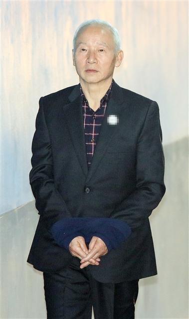 <YONHAP PHOTO-2669> 남재준 전 국정원장, 증인으로 출석 (서울=연합뉴스) 이지은 기자 = 남재준 전 국정원장이 17일 오전 서울 서초구 서울중앙지법에서 열린 '국정원 댓글수사 방해' 의혹 관련 재판에 증인으로 출석하기 위해 법정으로 향하고 있다. 2018.4.17 jieunlee@yna.co.kr/2018-04-17 10:05:39/ <저작권자 ⓒ 1980-2018 ㈜연합뉴스. 무단 전재 재배포 금지.>