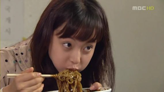 A woman eats jjajangmyun (Screen captured from a MBC program)