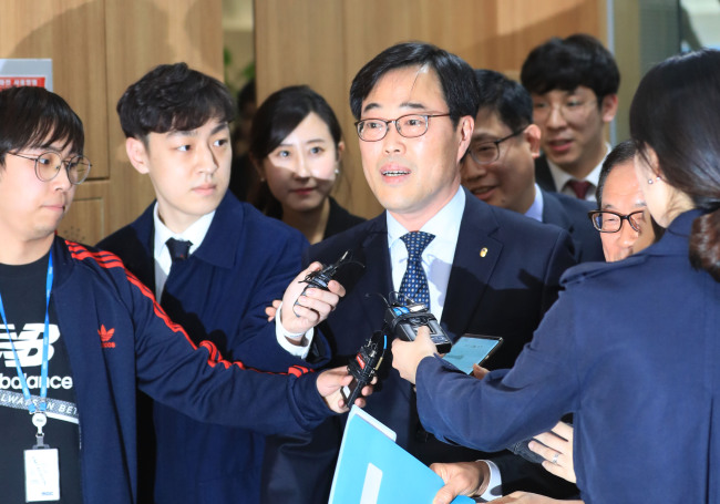 Former Financial Supervisory Service Gov. Kim Ki-sik speaks to reporters at a meeting with savings banks' chiefs in Seoul on Monday. Yonhap