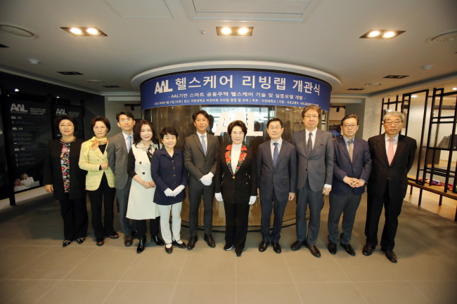 가천대가 17일 ALL 헬스케어 스마트홈 리빙랩을 대학 비전타워에서 개최했다(사진 오른쪽에서 다섯 번째 가천대 이길여 총장).[사진=가천대 제공]
가천대가 17일 ALL 헬스케어 스마트홈 리빙랩을 대학 비전타워에서 개최했다(사진 오른쪽에서 다섯 번째 가천대 이길여 총장).[사진=가천대 제공]