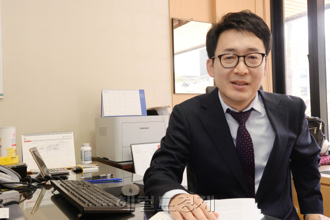 △사법연수원 26기 △헌법재판소 파견 연구관 △서울북부지법 부장판사 △법무법인 영진 변호사 △변호사 도진기법률사무소 △작품 ‘어둠의 변호사’ 시리즈 ‘붉은집 살인사건’(2010) ‘라트라비아타의 초상’(2010) 등 △한국추리작가협회 신인상(2010) △한국추리문학대상(2014)