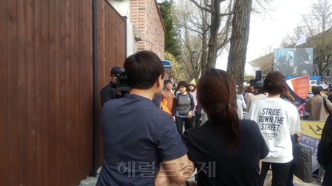 발달장애인이 보조원과 함께 걸어가는 모습.