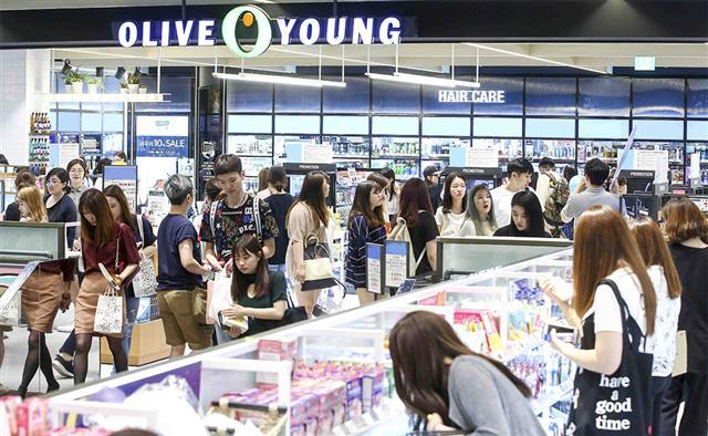 싸구려로 놀림받던 PB상품이 품질 업그레이드를 통해 소비자들의 핫 아이템으로 각광 받고있다. 고객들이뷰티샵에서 제품을 구매하고 있다.