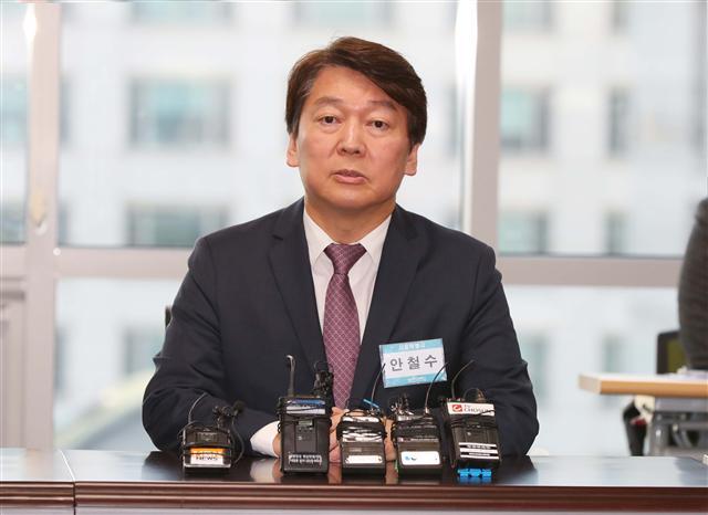 ‘예비후보자 면접 보는 안철수.’ 바른미래당 안철수 서울시장 예비후보가 18일 오전 서울 여의도 당사에서 열린 광역자치단체장 예비후보자 면접에서 인사말을 하고 있다.  [연합뉴스]