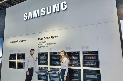 Models pose with Samsung Electronics Co.'s Dual Cook Flex oven at an exhibition in Italy in this photo released by the company on April 18, 2018. (Yonhap)
