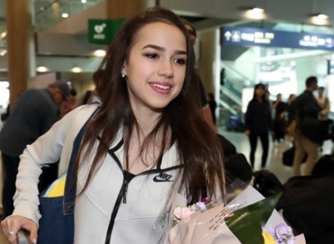 Russia's Olympic figure skating champion Alina Zagitova arrives at Incheon International Airport in Incheon on April 18, 2018. (Yonhap)