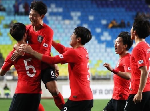 South Korean under-19 national football team players celebrate after scoring a goal in their match against Morocco at the 2018 Suwon JS Cup at Suwon World Cup Stadium in Suwon, Gyeonggi Province, on April 18, 2018. (Yonhap)