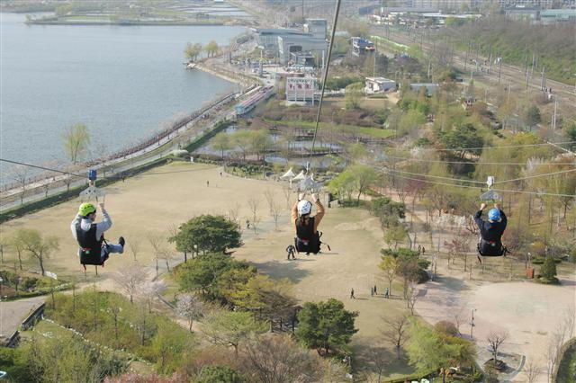 의왕시는 18일 자연학습공원에서 의왕스카이레일ㆍ왕송호수캠핑장 개장식을 열고 본격 운영에 돌입했다.  [제공=의왕시]