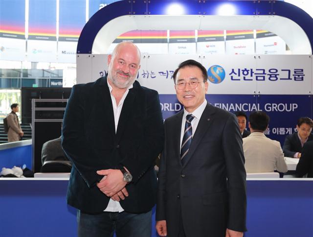 신한금융그룹 조용병 회장은 18일 오후 서울 삼성동 코엑스에서 진행된 ‘아마존 서울 서밋’을 방문해 아마존의 주요 임원들과 양사 간 협력 확대 방안을 논의했다. 이날 행사에서 신한금융그룹 조용병 회장(오른쪽)과 아마존 기술 최고 책임자(CTO) 워너 보겔스 박사가 기념 촬영을 하고 있다.  [제공=신한금융그룹]